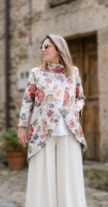 Fotografía en detalle de un look de Dos Cerezas Creativas combinando un abrigo ligero estampado de primavera-verano con prendas básicas, ilustrando una guía de estilo sobre cómo mezclar estampados con éxito
