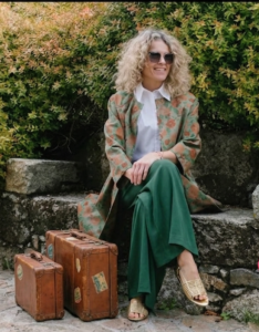Fotografía en detalle de un look de Dos Cerezas Creativas combinando un abrigo ligero estampado de primavera-verano con prendas básicas, ilustrando una guía de estilo sobre cómo mezclar estampados con éxito
