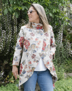 Fotografía en detalle de un look de Dos Cerezas Creativas combinando un abrigo ligero estampado de primavera-verano con prendas básicas, ilustrando una guía de estilo sobre cómo mezclar estampados con éxito