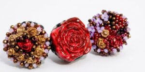 Botones artesanales hechos a mano por Dos Cerezas Creativas para sus diseños