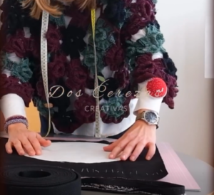 Corte de patron encima de una mesa de trabajo para elaborar el protipo de la prenda artesanal de Dos Cerezas Creativas